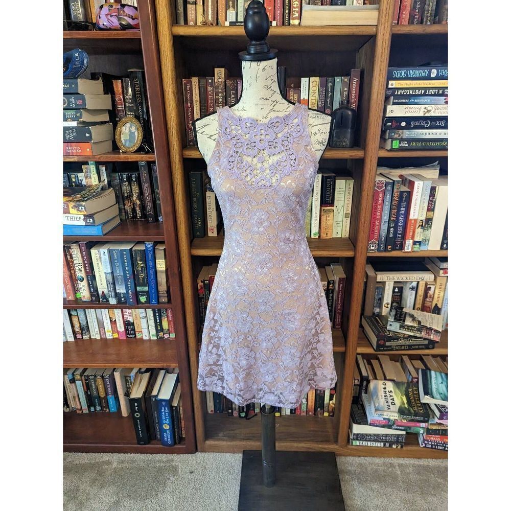 ONE Rad Girl by dress the population Regina lilac stretch mini lace dress sz m